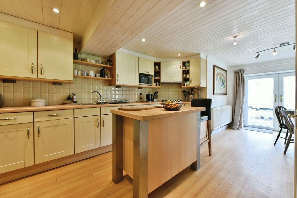 Property photo 2 of 17 Fitted Kitchen