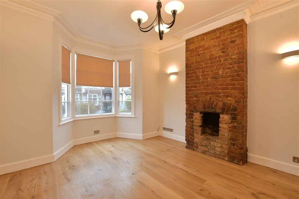 Property photo 3 of 20 Lounge