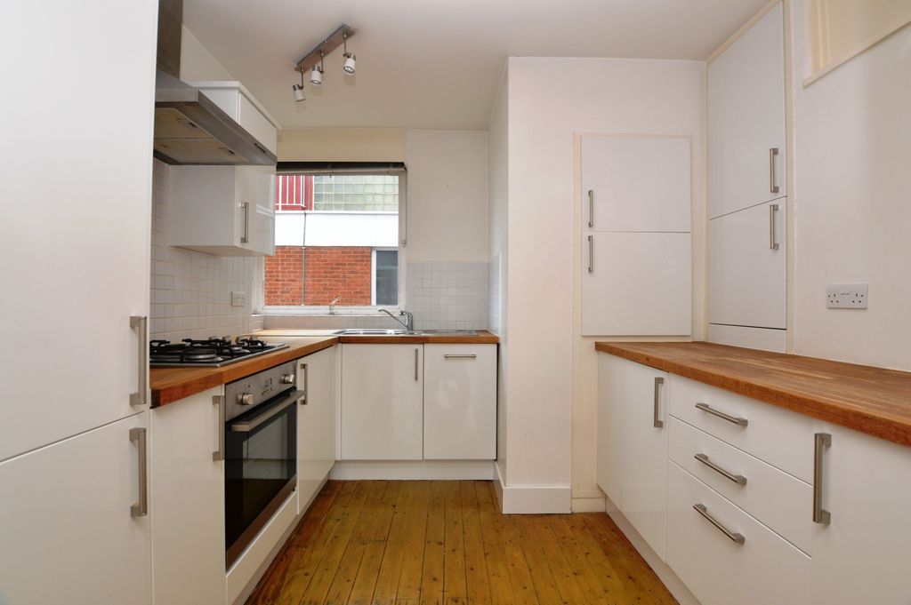 Property photo 2 of 6 Kitchen