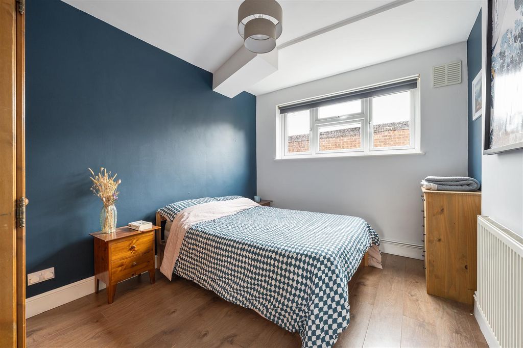 Property photo 3 of 22 Brookscroft Road, E17