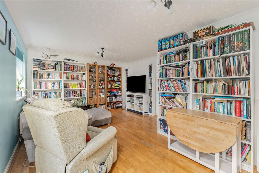 Property photo 3 of 8 32 Waterloo Drive, Banbury-12.Jpg