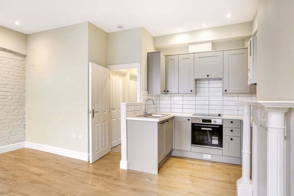 Property photo 3 of 8 Flat 2, 165 St. Marg