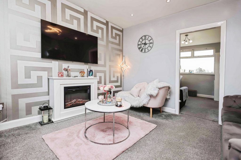 Property photo 3 of 18 Lounge