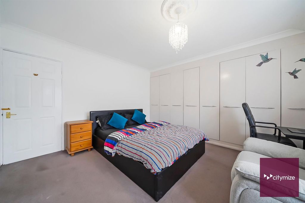 Property photo 2 of 18 Bedroom 1