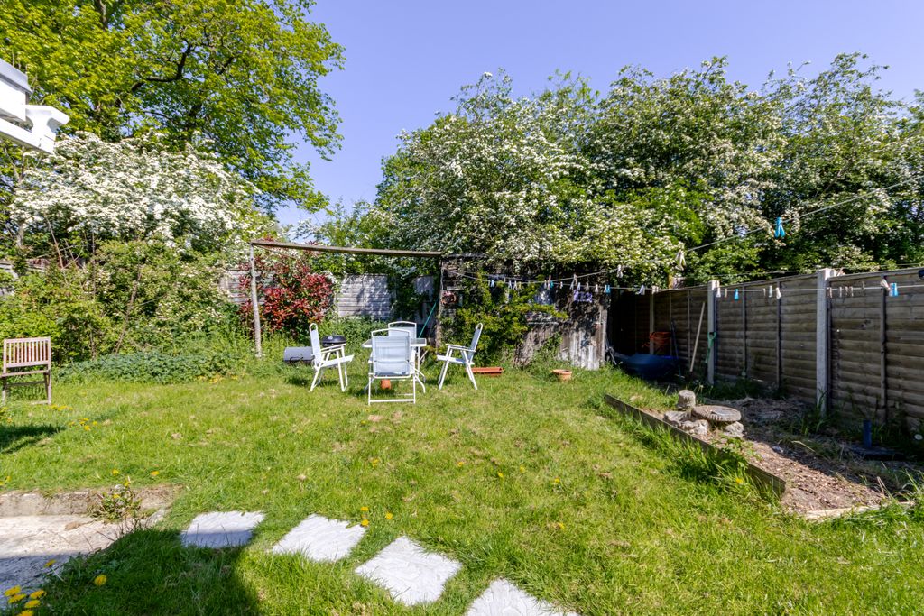 Property photo 3 of 18 Garden 1
