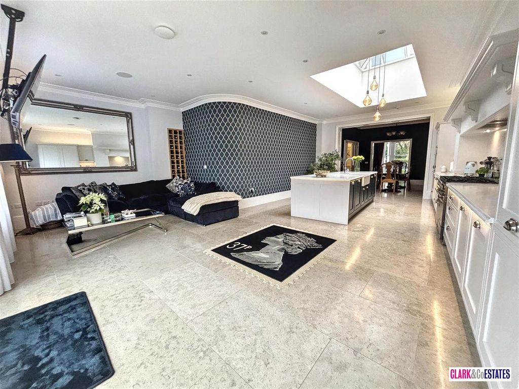 Property photo 3 of 21 Kitchen