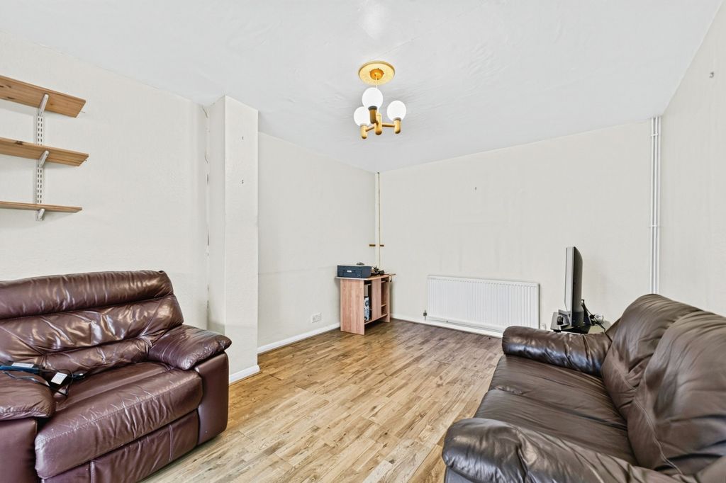 Property photo 2 of 21 Lounge