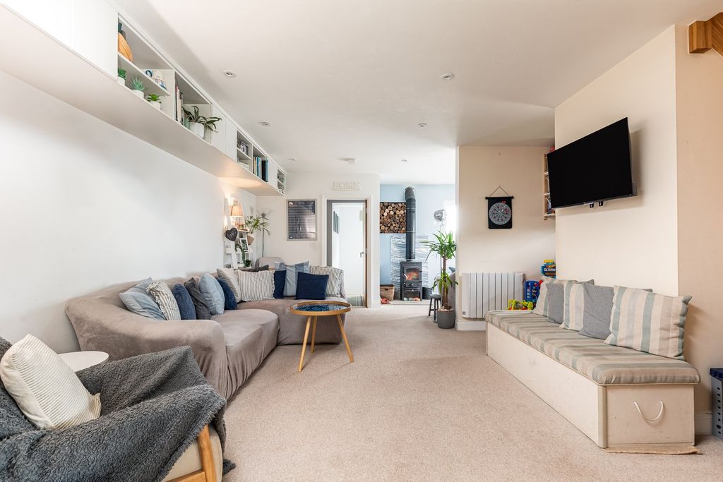 Property photo 2 of 25