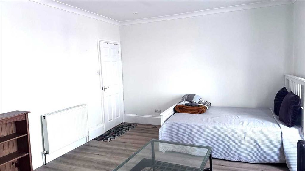 Property photo 3 of 9 Bedroom With Ensuite Seperate Bathroom