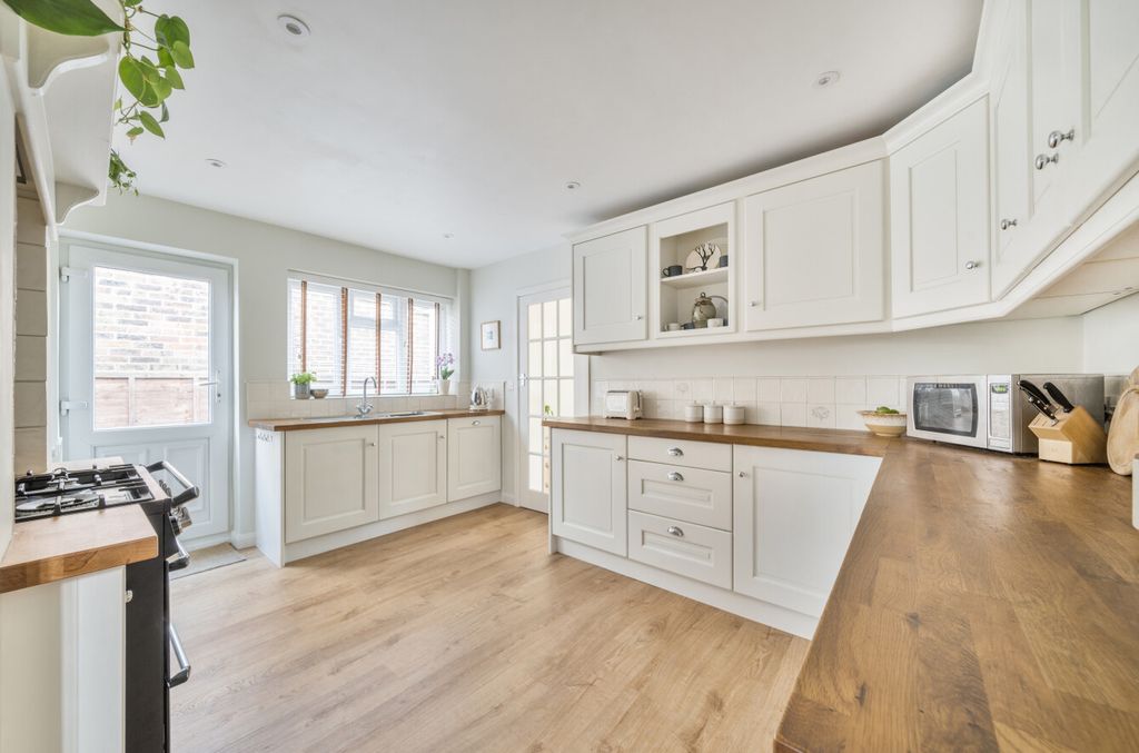 Property photo 3 of 23 1343760-12-68A8d5...