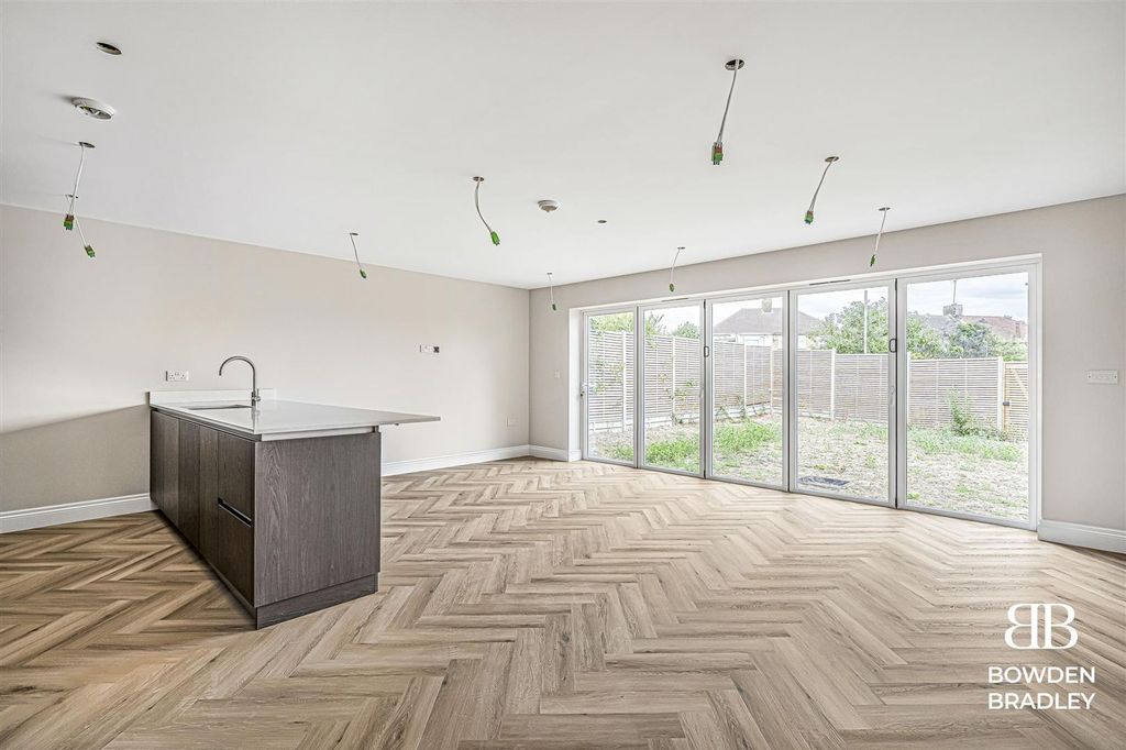 Property photo 3 of 29 Kitchen / Lounge