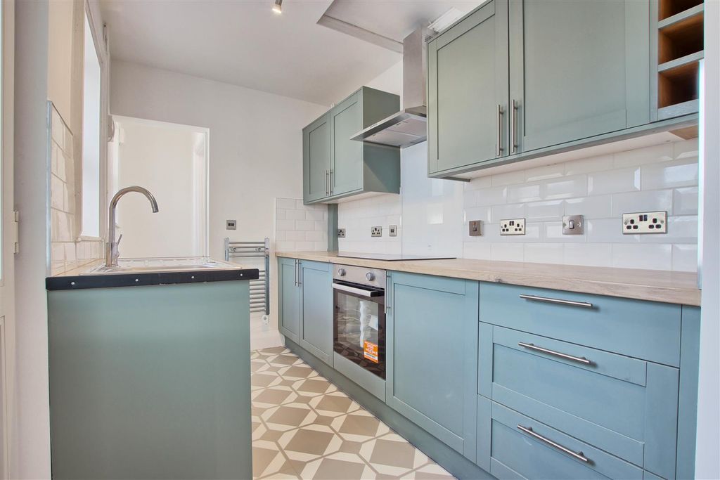 Property photo 2 of 13 Kitchen 5.Jpg