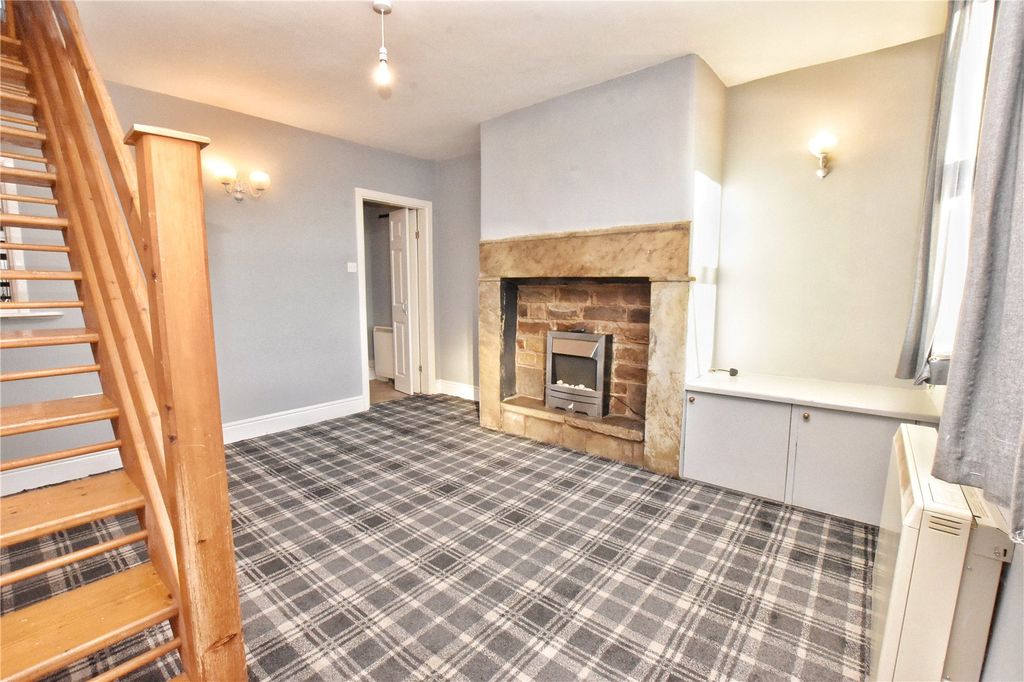 Property photo 3 of 13 Lounge
