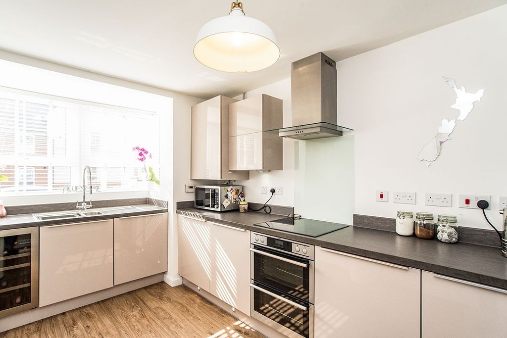 Property photo 2 of 12 Kitchen