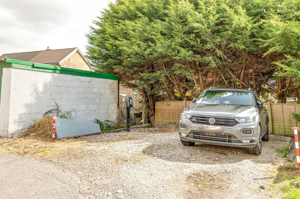 Property photo 2 of 21 Parking