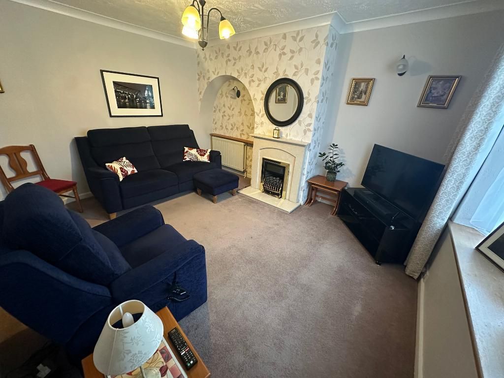 Property photo 2 of 16 Living Room 15' x 11'8