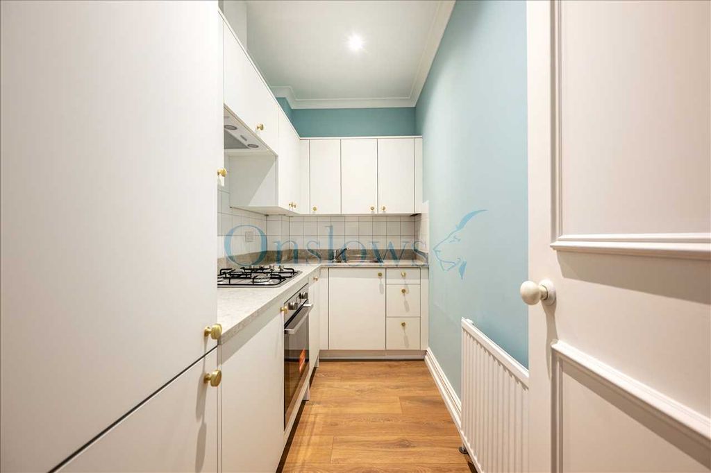 Property photo 3 of 17 Kitchen