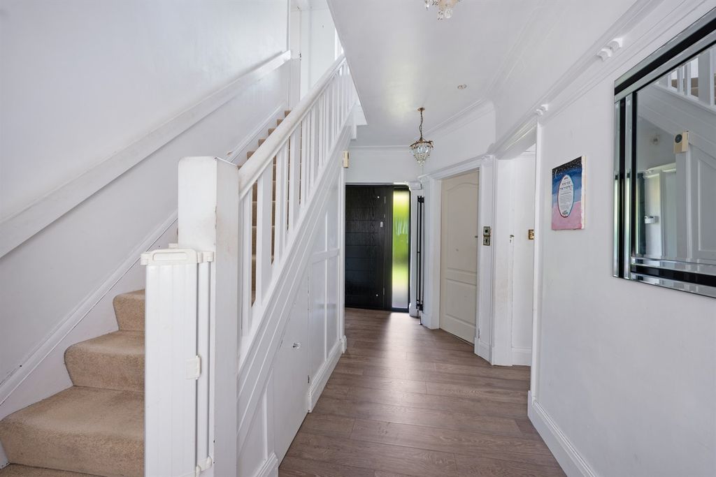 Property photo 2 of 18 Entrance Hall