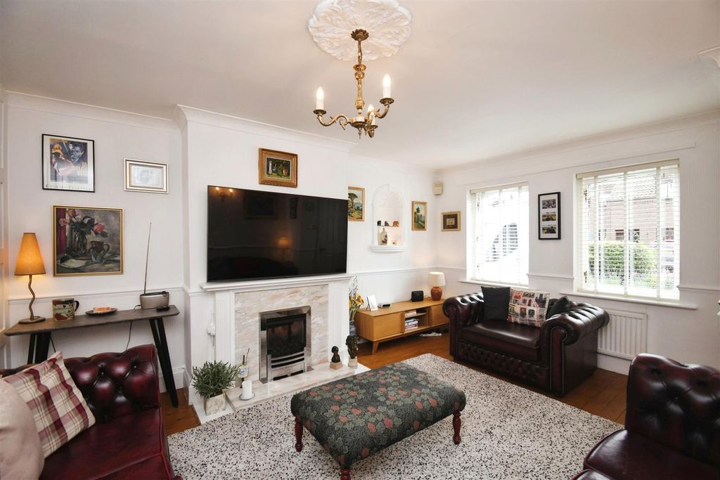 Property photo 2 of 19 Lounge