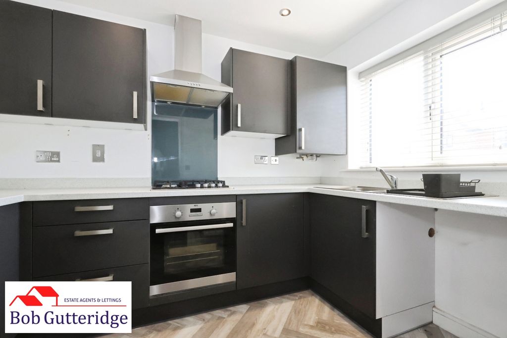 Property photo 3 of 22 Modern Fitted Kitchen