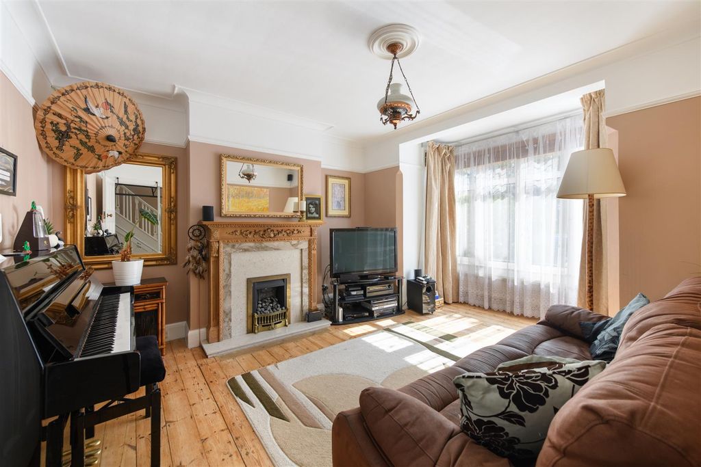 Property photo 3 of 24 Wynchgate 4.Jpg