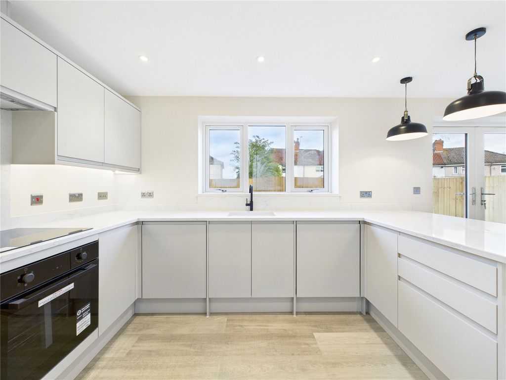 Property photo 2 of 18 Picture No. 12