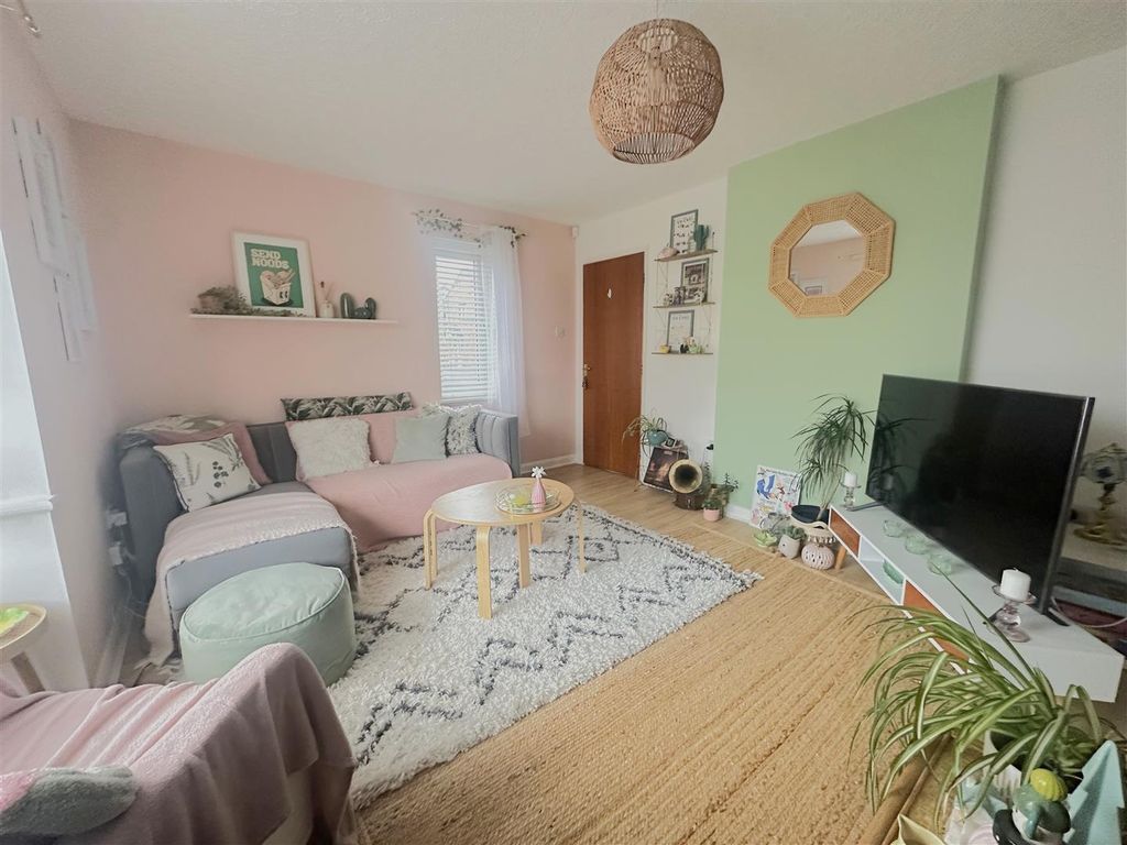 Property photo 3 of 20 Lounge