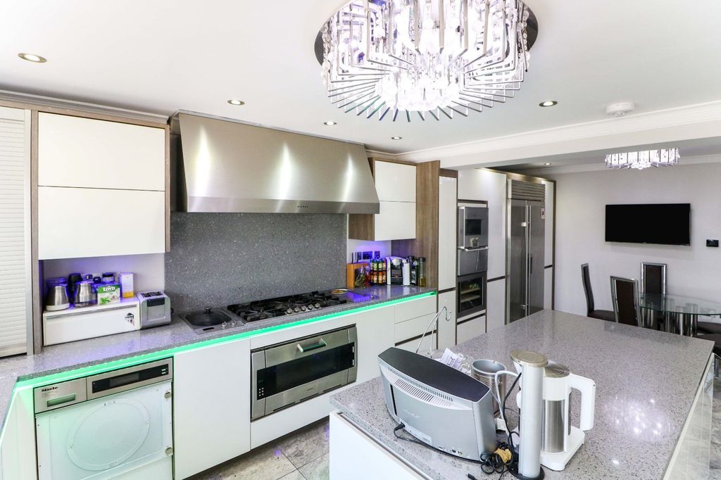 Property photo 3 of 26 Picture No. 24