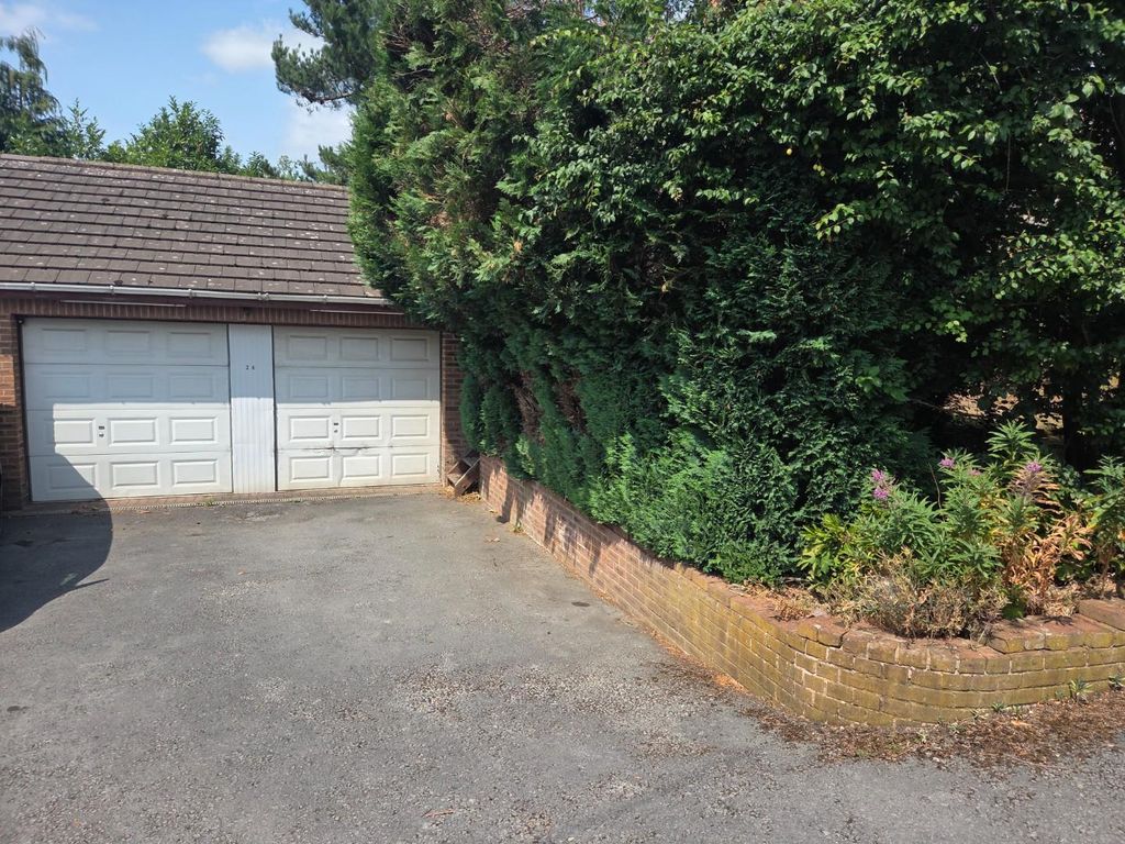 Property photo 3 of 24 Garage &amp; Parking