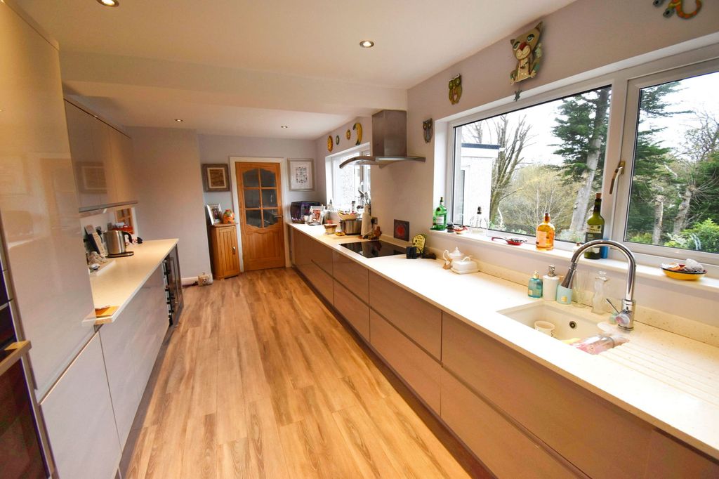 Property photo 2 of 28