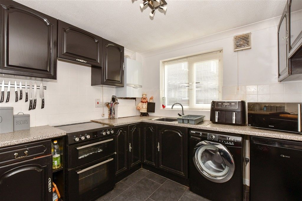 Property photo 3 of 10 Kitchen