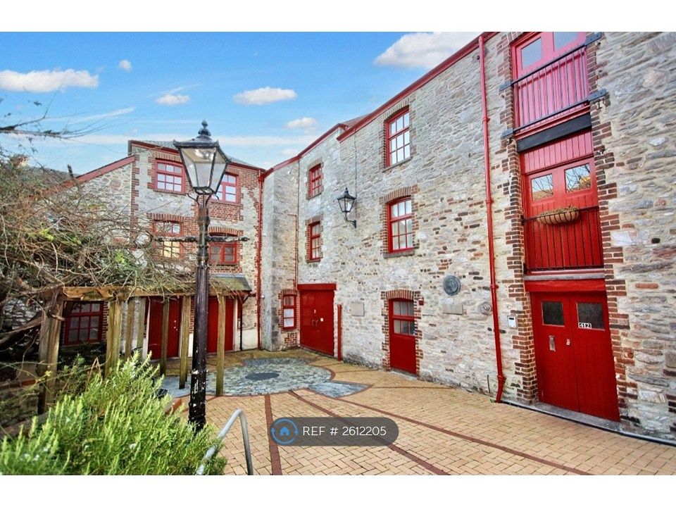 Property photo 1 of 8 Entrance &amp; Communal Garden/Sitting Area