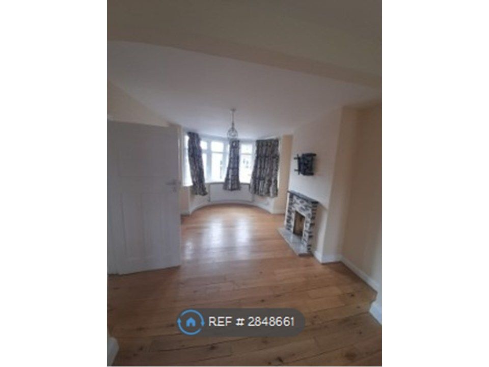 Property photo 1 of 18 Living Room