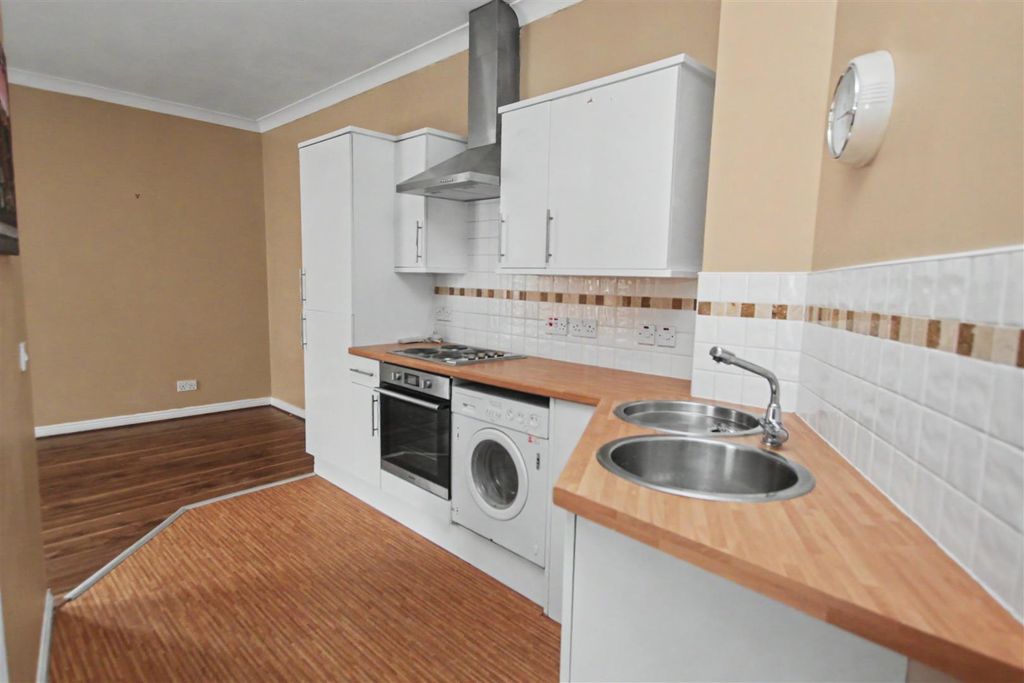 2 bed flat for saleBroomgate, Lanark ML11 photo 4