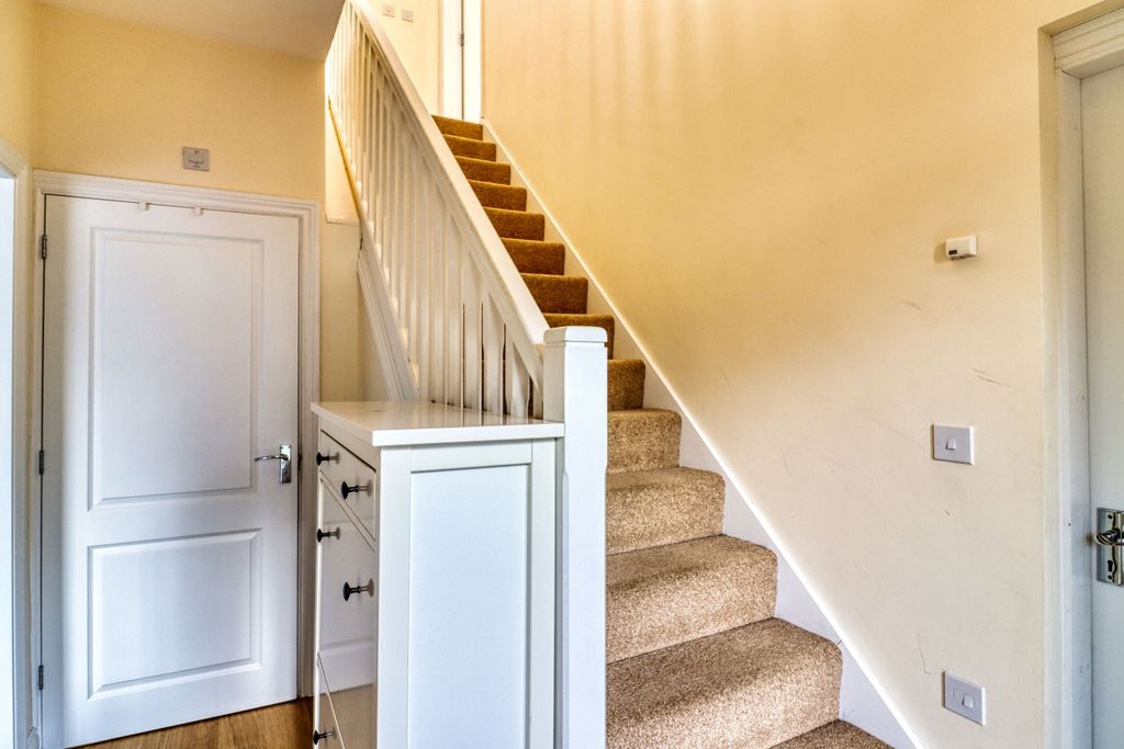 Property photo 2 of 19 Entrance Hall