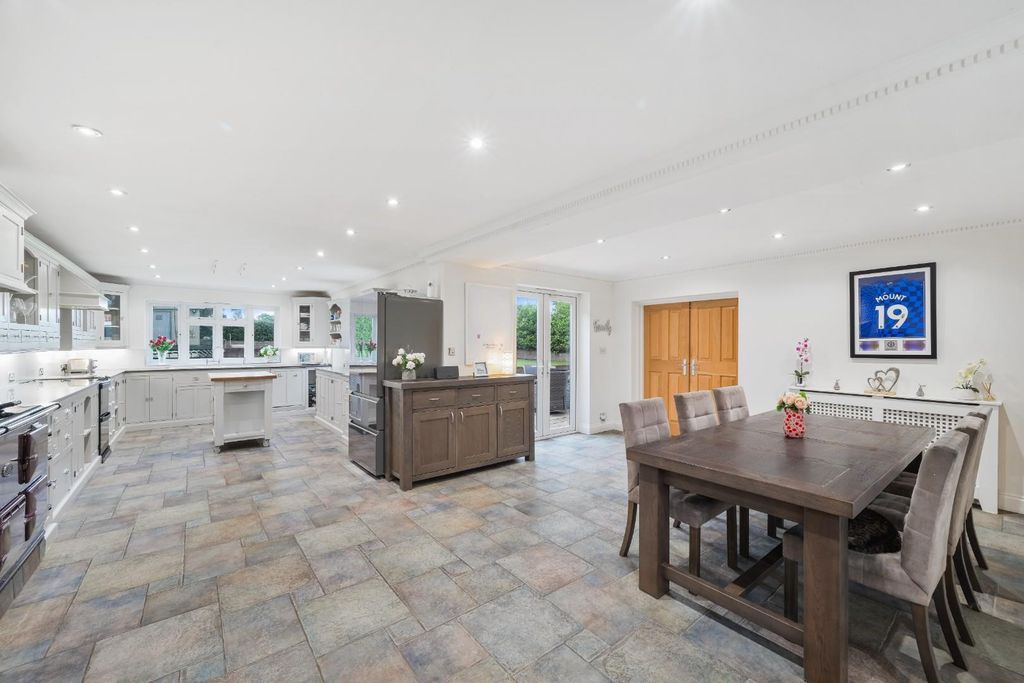 Property photo 3 of 37 Longdown Lane North