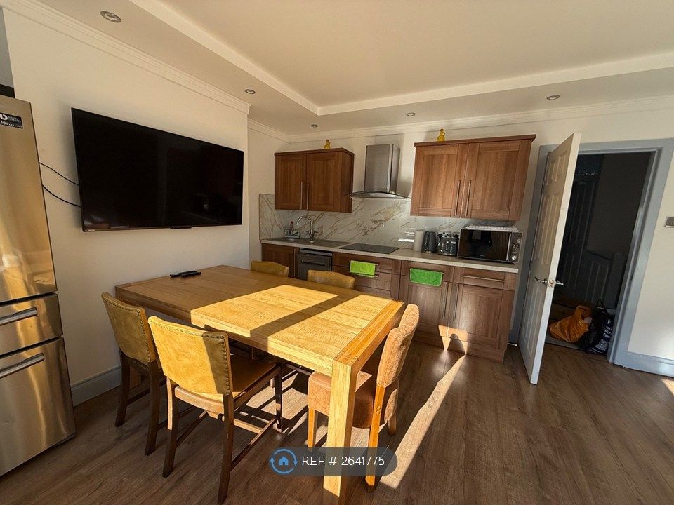 Property photo 3 of 35 Lounge / Kitchen