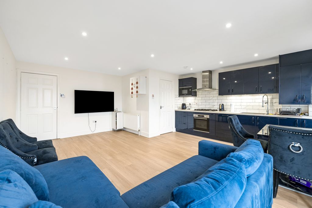 Property photo 3 of 18 Property Image 4