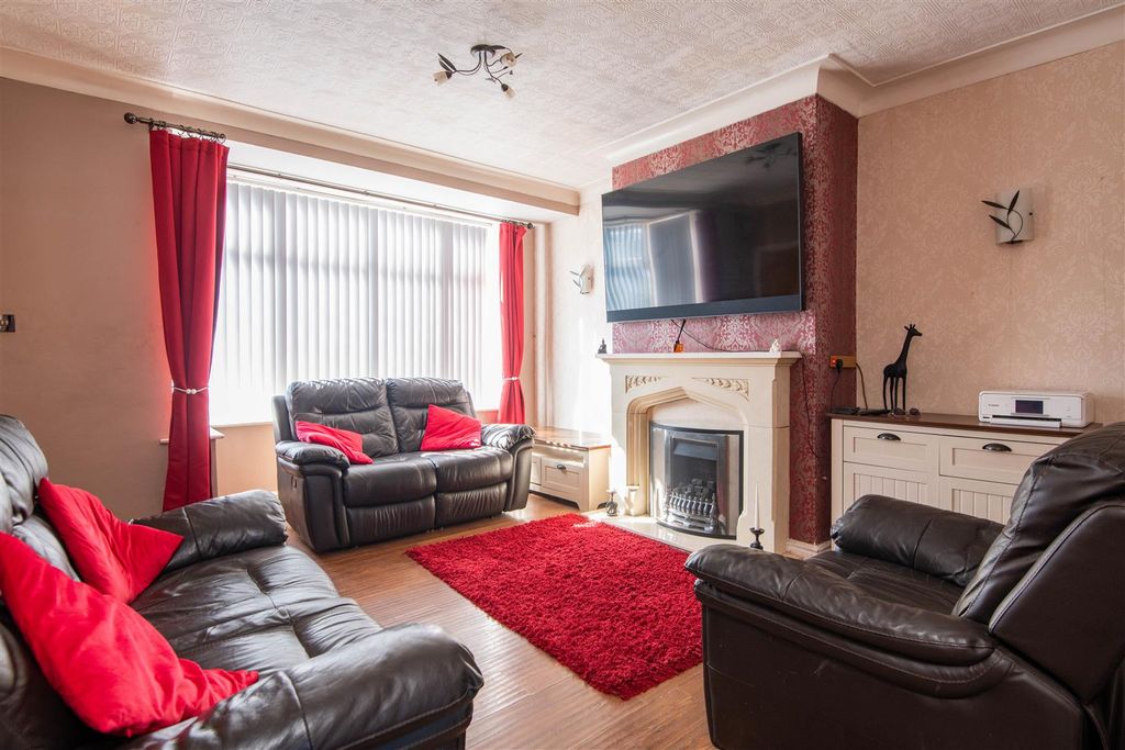 Property photo 2 of 16 Lounge