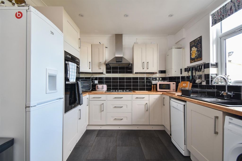 Property photo 2 of 18 Kitchen