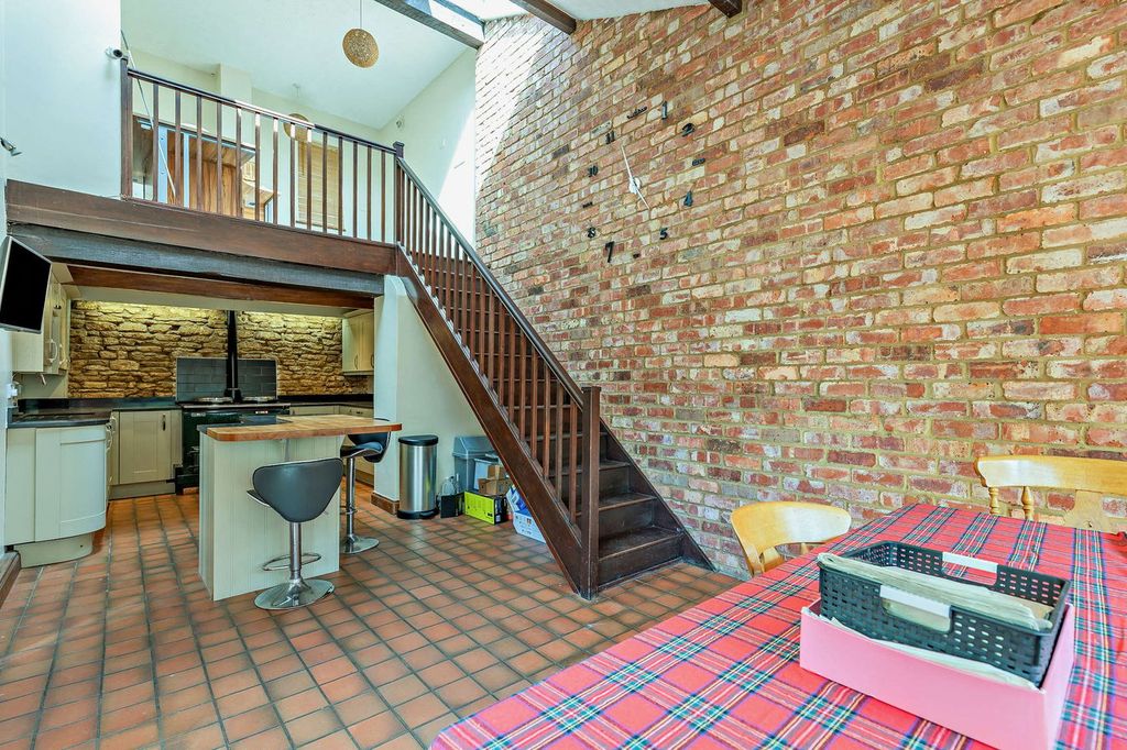Property photo 3 of 28