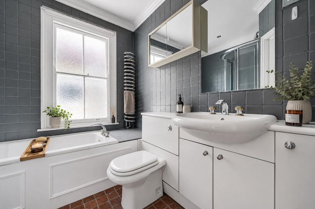 Property photo 2 of 7 Bathroom.Jpg