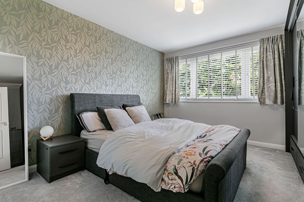 2 bed flat for saleTimberhill, Ashtead KT21 photo 5