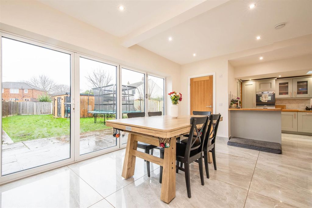 Property photo 3 of 21 Family Room/Diner