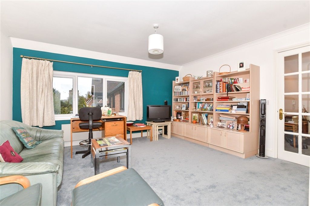 Property photo 1 of 8 Lounge