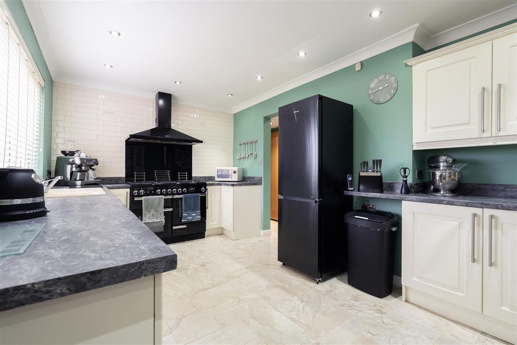 Property photo 3 of 12 Kitchen / Diner