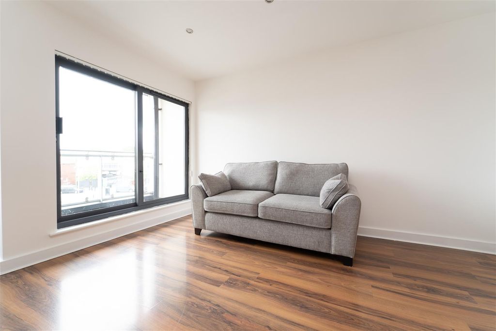 Property photo 1 of 10 Lounge