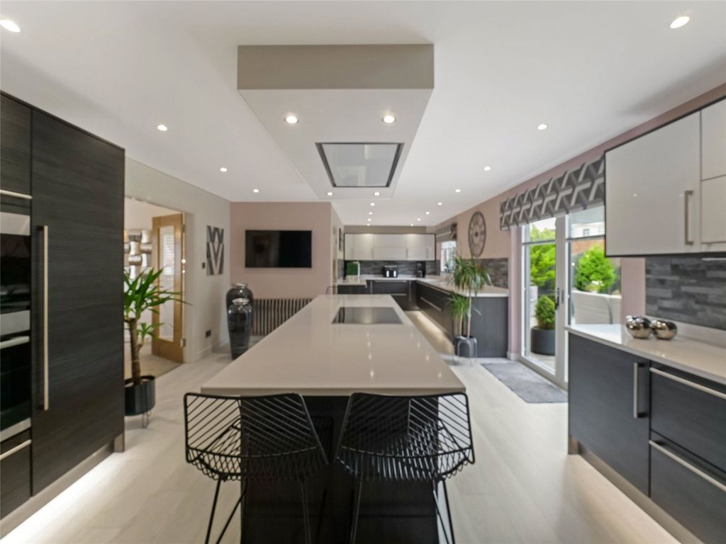 Property photo 3 of 20 Dining Kitchen