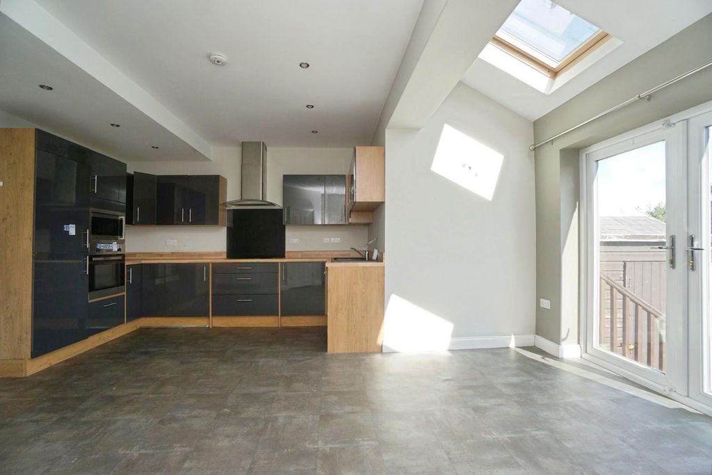 Property photo 3 of 19 Dining Kitchen