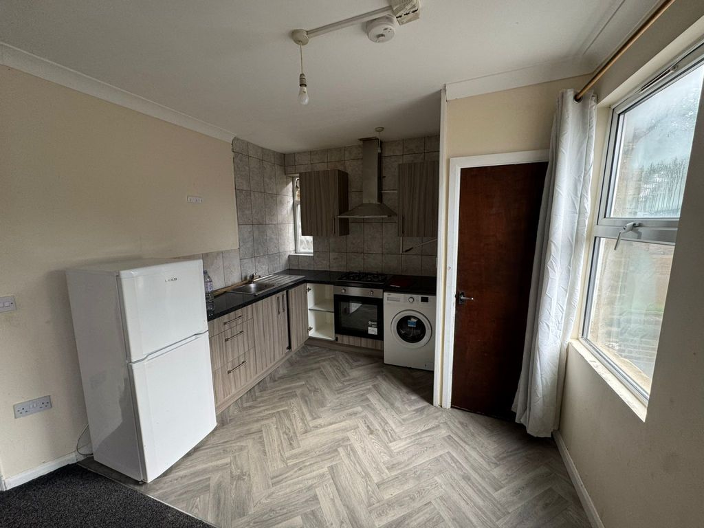 Property photo 1 of 5 2 Bed Flat To Rent
